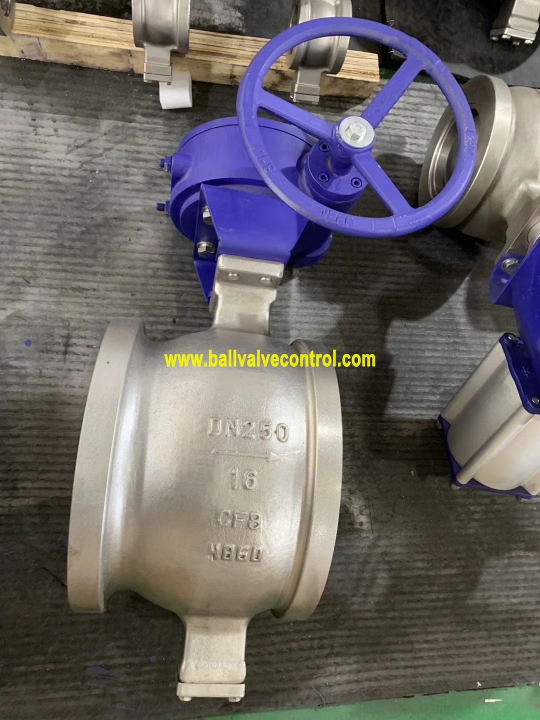 Bare shaft wafer type segmented ball valve